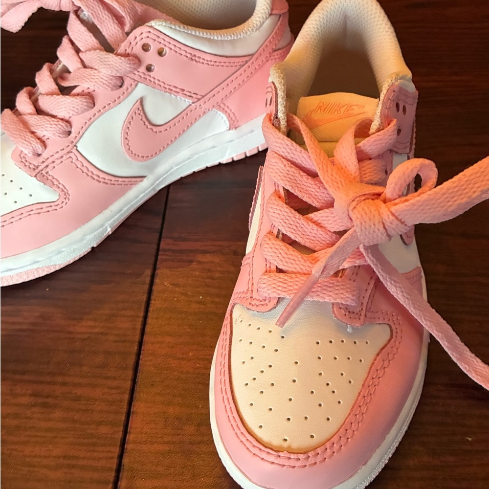 Nike Kids Low-Top Sneakers in Pink and White